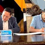 Los alcaldes Cristian Zamora y Aquiles Álvarez durante la firma del comodato para préstamo de equipos de medición meteorológica para el nuevo aeropuerto de Cuenca.