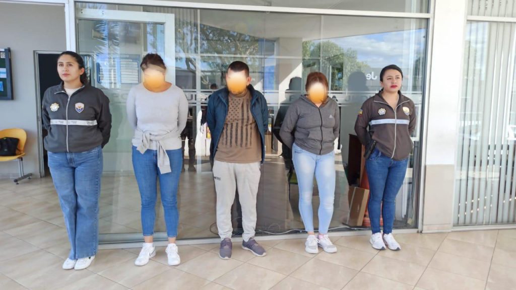 Tres detenidos de los cuatro detenidos por su presunto vínculo en delitos bajo la modalidad sacapintas.