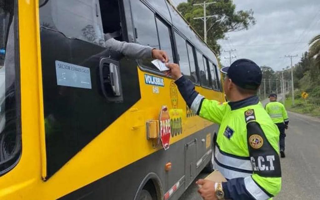Los agentes de la CTE tienen a su cargo las vías estatales de Azuay.