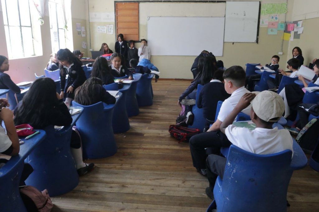 Alumnos de la Unidad Educativa “Octavio Cordero Palacios” cumplen actividades académicas previo al cierre de año.
