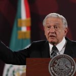 El presidente de México, Andrés Manuel López Obrador, habla este miércoles durante una rueda de prensa en el Palacio Nacional, en Ciudad de México (México). López Obrador afirmó que pese al cambio de Gobierno, seguirá la continuidad de su movimiento con la futura mandataria, Claudia Sheinbaum, por lo que no habrá un “viraje” en la forma de gobernar. EFE