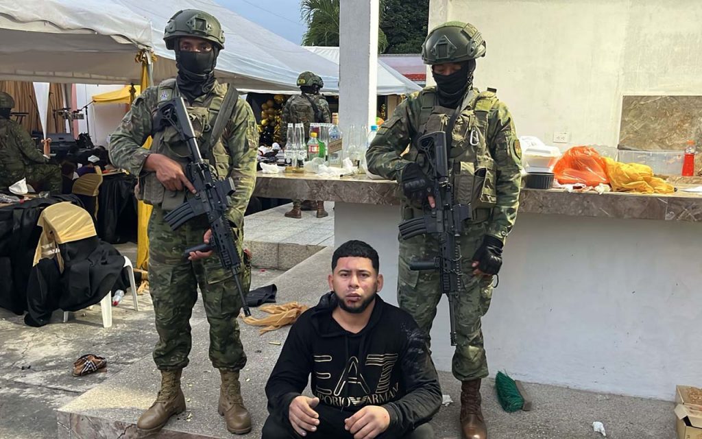 Militares custodian a ‘Boris’ el ‘zar de la droga’ durante su detención.