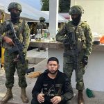Militares custodian a ‘Boris’ el ‘zar de la droga’ durante su detención.