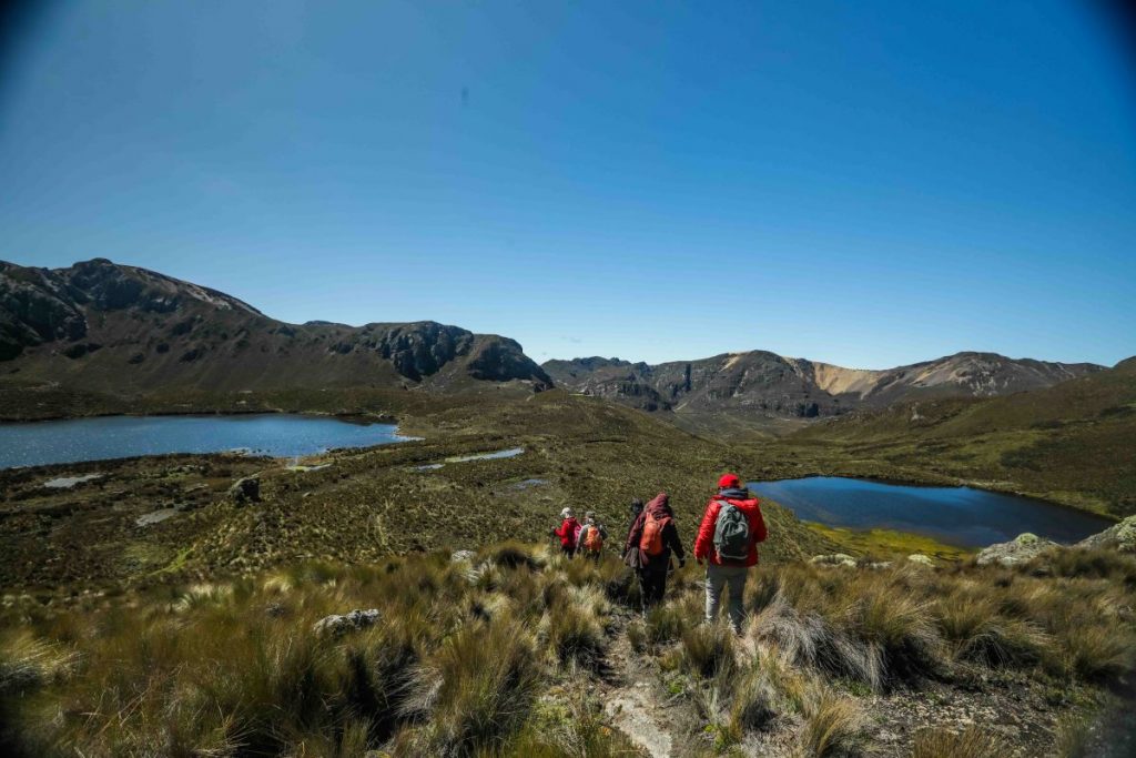 El sendero que conecta las lagunas Pampeadas y el mirador de Playas Encantadas es fascinante para los excursionistas.