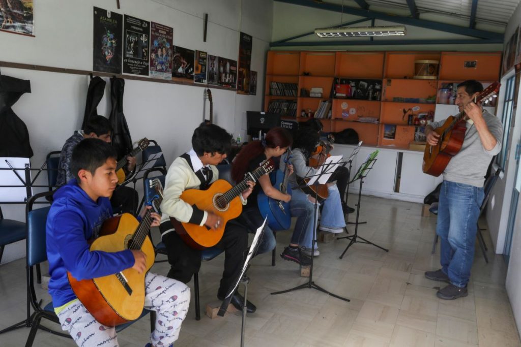 Celso Peralta (D) maestro de guitarra, imparte clases de instrumento en el Museo de Arte Moderno, ubicado en las calles Mariscal Sucre y Coronel Tálbot.