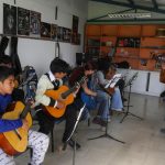 Celso Peralta (D) maestro de guitarra, imparte clases de instrumento en el Museo de Arte Moderno, ubicado en las calles Mariscal Sucre y Coronel Tálbot.