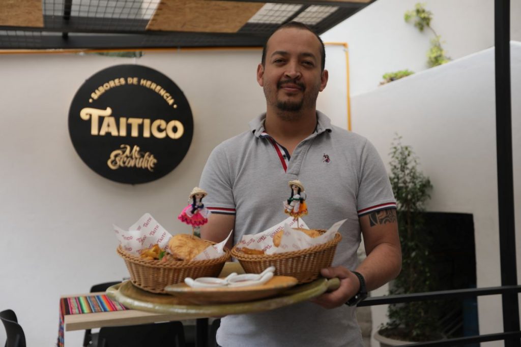 Jorge Tacuri, gerente propietario del restaurante “Taitico”, ubicado en Barabón.