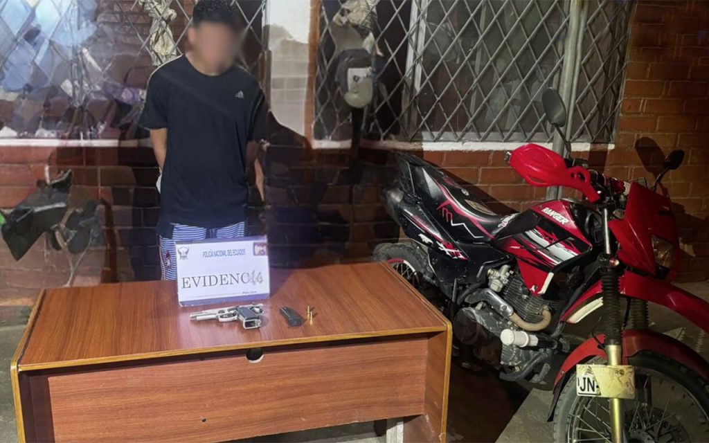 Tras la persecución en el cantón Camilo Ponce Enríquez de detuvo al ciudadano, un arma de fuego y una motocicleta.
