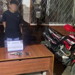 Tras la persecución en el cantón Camilo Ponce Enríquez de detuvo al ciudadano, un arma de fuego y una motocicleta.