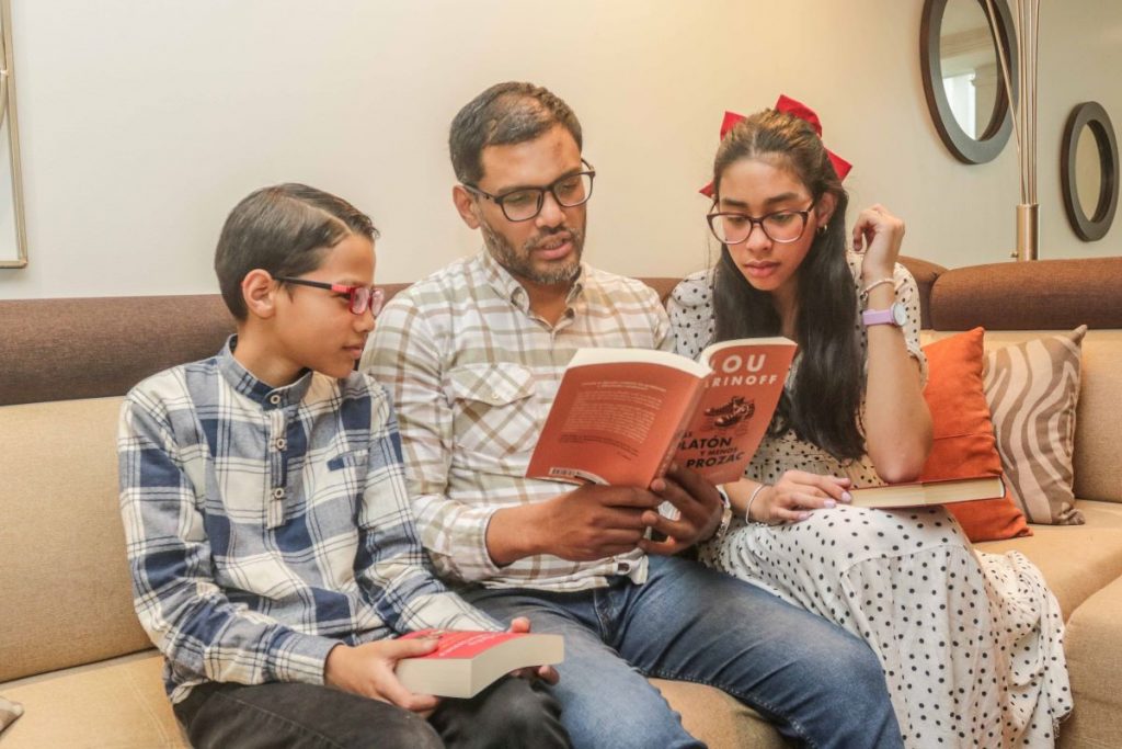 Rafael López, comparte tiempo de lectura con sus hijos Enrique y Valentina.
