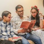 Rafael López, comparte tiempo de lectura con sus hijos Enrique y Valentina.