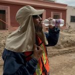 Una persona se refresca este jueves, debido a las altas temperaturas registradas en la ciudad de Hermosillo, en el estado de Sonora (México). El estado mexicano de Sonora, fronterizo con Estados Unidos, encabeza este jueves las temperaturas más altas del país, con registros que superan los 51,5 grados, una situación que afecta la salud y la economía de las familias. EFE