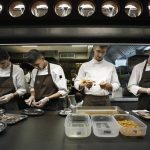 El equipo del restaurante barcelonés Disfrutar ha reemprendido su rutina en las cocinas tras ser coronado como el mejor del mundo de la lista 'The World's 50 Best Restaurants', que ha celebrado la edición número 22 de sus premios en Las Vegas (Nevada, EEUU). EFE