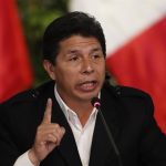 Fotografía de archivo fechada el 10 de junio de 2024 que muestra al presidente de Perú, Pedro Castillo, durante una rueda de prensa en Lima (Perú). El Poder Judicial de Perú amplió este lunes por 14 meses la orden de prisión preventiva que cumple el expresidente Pedro Castillo (2021-2022) mientras es procesado por supuestamente intentar dar un golpe de Estado el 7 de diciembre de 2022, informaron fuentes oficiales. EFE