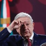 El presidente de México, Andrés Manuel López Obrador, participa en su rueda de prensa matutina este jueves, en Palacio Nacional en Ciudad de México (México). López Obrador aseguró este jueves que el hallazgo de los primeros restos humanos en la mina Pasta de Conchos, en el norteño estado de Coahuila, tras casi dos décadas del derrumbe que en 2006 dejó 65 muertos, es "apenas el inicio" del rescate. EFE