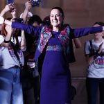 La oficialista Claudia Sheinbaum, ganadora de la elección, saluda a simpatizantes la madrugada de este lunes en la plancha del Zócalo en la Ciudad de México (México). La oficialista Claudia Sheinbaum hizo historia este lunes al convertirse en la primer mujer en ganar unas elecciones presidenciales en México tras una jornada que resultó en un triunfo que superó las altas expectativas del movimiento del presidente, Andrés Manuel López Obrador. EFE