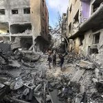 Una zona destruida tras una operación militar israelí en el campo de refugiados de Nuseirat, en la zona central de la Franja de Gaza, este sábado, donde al menos 210 gazatíes murieron y más de 400 resultaron heridos bajo el intenso fuego israelí durante la operación de rescate de cuatro rehenes israelíes con vida.