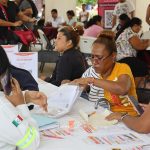 Migrantes de diferentes nacionalidades permanecen en espera de regularizar su situación migratoria este lunes, en el municipio de Tapachula en Chiapas (México). Las solicitudes de asilo han caído un 41,9 % en lo que va del año en México hasta un total de 36.860 pero los migrantes denuncian que este alivio en la frontera sur viene acompañado de trabas legales para gestionar su trámite ante la Comisión Mexicana de Ayuda a Refugiados (Comar). EFE