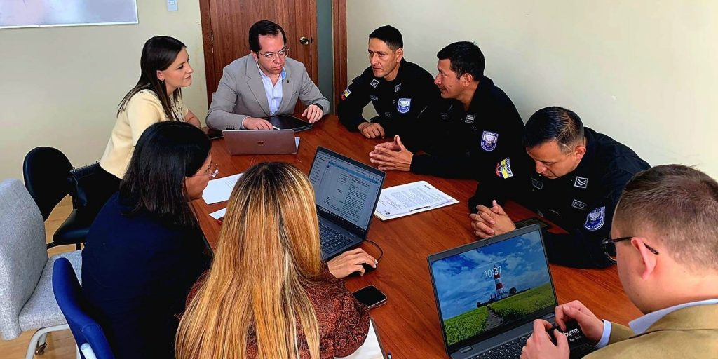 Reunión para socializar la adquisición del armamento menos letal. Cortesía