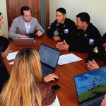 Reunión para socializar la adquisición del armamento menos letal. Cortesía