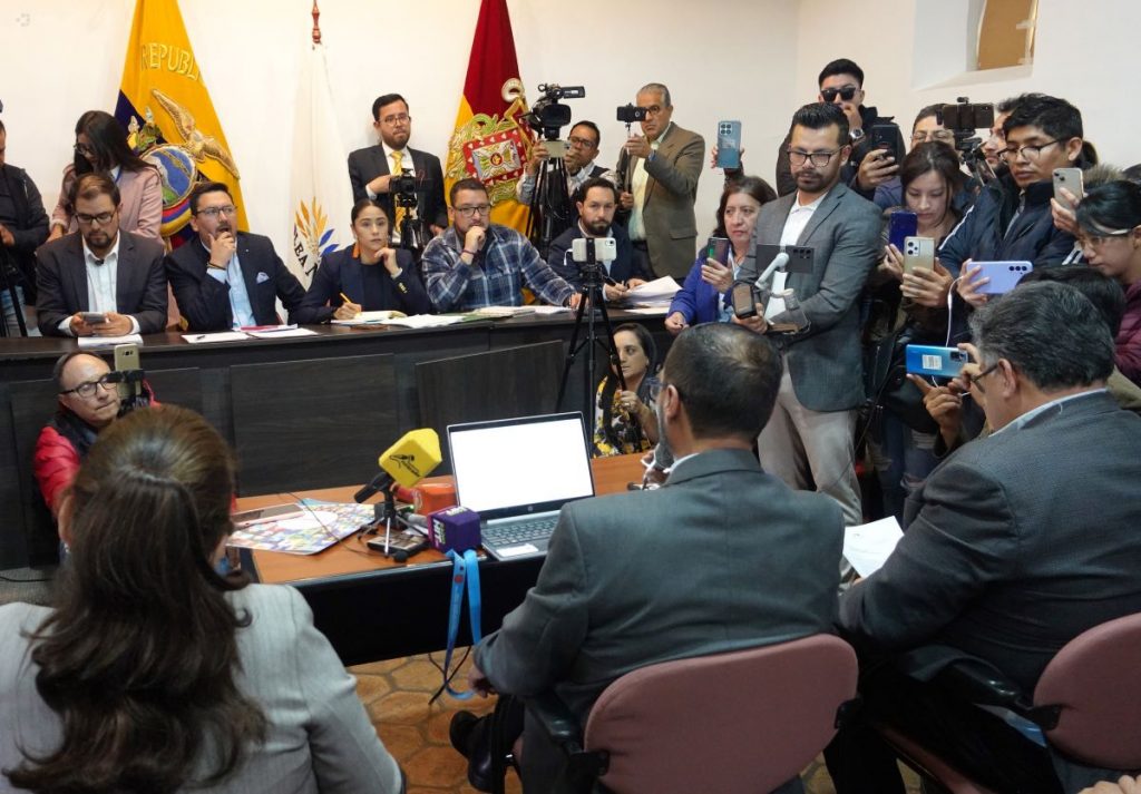 Legisladores del Azuay, durante la comparecencia de funcionarios del Hospital de Especialidades “José Carrasco Arteaga” del IESS de Cuenca.