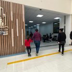 Un grupo de personas al ingreso del Hospital de Especialidades “José Carrasco Arteaga”, del Instituto Ecuatoriano de Seguridad Social.