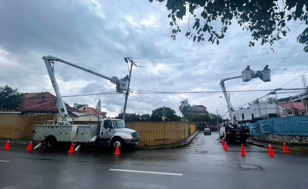Instalación de luminarias públicas en Azuay por parte de la Empresa Eléctrica Regional Centro Sur