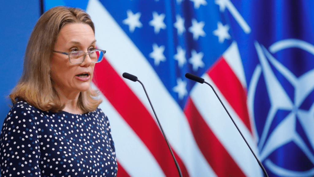 Julianne Smith, aseguró este miércoles que si China decidiera dejar de prestar apoyo a Rusia con materiales de doble uso civil y militar en la guerra de Ucrania, tendría un impacto "muy importante" en la capacidad de Moscú de llevar a cabo la agresión