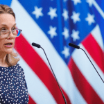 Julianne Smith, aseguró este miércoles que si China decidiera dejar de prestar apoyo a Rusia con materiales de doble uso civil y militar en la guerra de Ucrania, tendría un impacto "muy importante" en la capacidad de Moscú de llevar a cabo la agresión