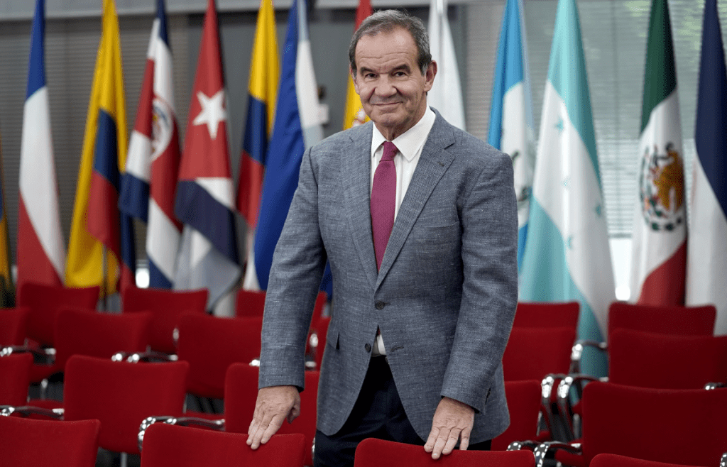 El responsable de la Secretaría General Iberoamericana (SEGIB), Andrés Allamand, ha señalado este martes que Latinoamérica "se encuentra al borde de una nueva década perdida" en términos económicos,