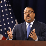 El fiscal del distrito de Manhattan (Nueva York), Alvin Bragg, ha recibido decenas de amenazas de muerte y mensajes de acoso en las tres semanas transcurridas desde que su oficina consiguiera que el expresidente Donald Trump fuera hallado culpable de 34 delitos graves por falsificación documental. EFE