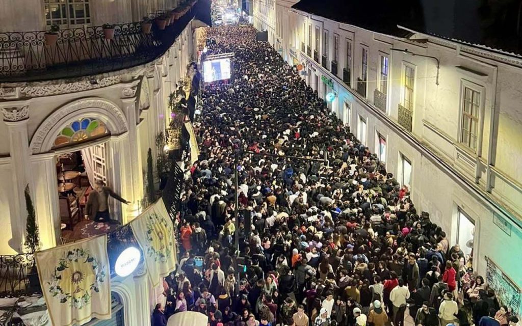 Esto es lo que se evidenció durante el recital en la calle Benigno Malo y que, según el Intendente de Azuay, no tenía permiso.