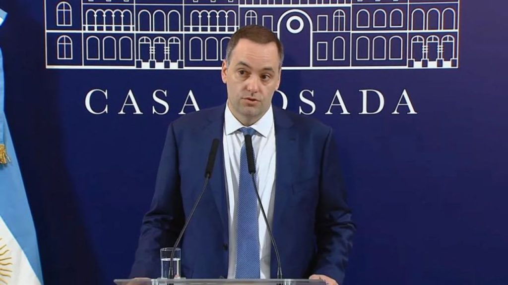 "No hacemos ningún pacto de inmunidad con Bolsonaro ni lo haremos jamás con nadie. (Este) es un tema judicial. La Justicia tomará las medidas correspondientes cuando llegue el momento de tomarlas y las respetaremos", declaró en conferencia de prensa el portavoz presidencial, Manuel Adorni.