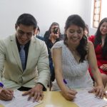 Carlos Canales y Valeria Farfán, durante la ceremonia de matrimonio en el Registro Civil.