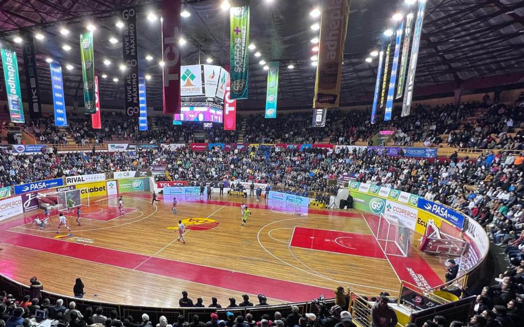 El Mundialito de los Pobres es un torneo tradicional de Cuenca que se juega, por ahora, en el Coliseo Jefferson Pérez.
