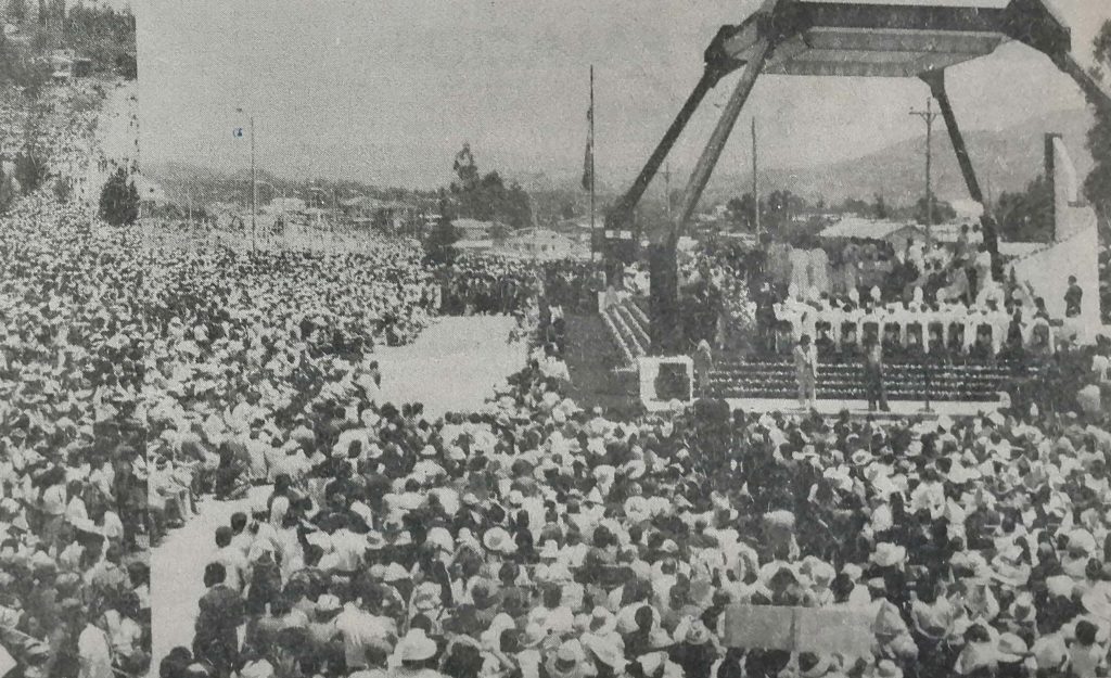 Gran aglomeración de personas en Miraflores durante la visita del papa Juan Pablo II a Cuenca el 29 de enero de 1985. Se estima que fueron unas 250.000. /FCS