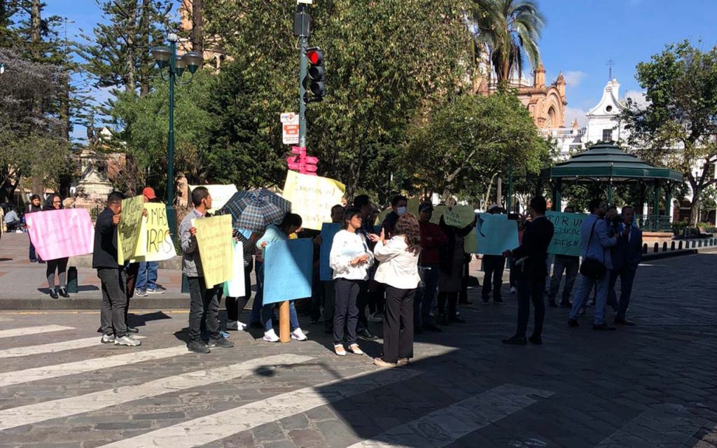 Padres de familia de la Unidad Educativa del Milenio Victoria del Portete protagonizaron un plantón por falta de pago del transporte de estudiantes.
