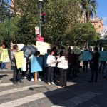 Padres de familia de la Unidad Educativa del Milenio Victoria del Portete protagonizaron un plantón por falta de pago del transporte de estudiantes.