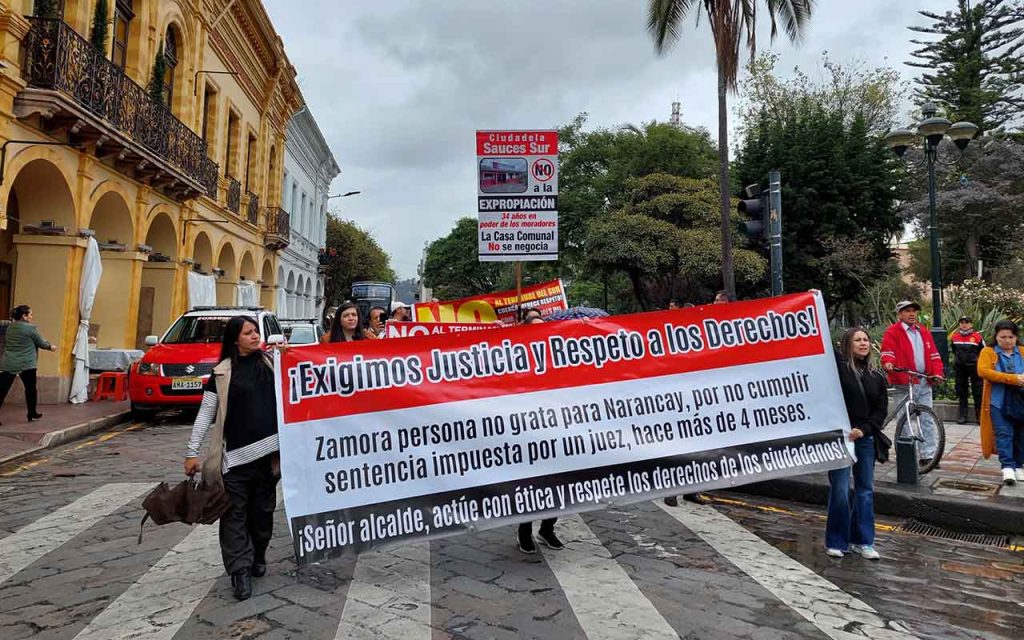El plantón de los vecinos de Yanuncay terminó frente a la Gobernación del Azuay.