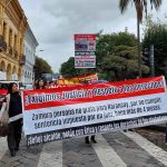 El plantón de los vecinos de Yanuncay terminó frente a la Gobernación del Azuay.