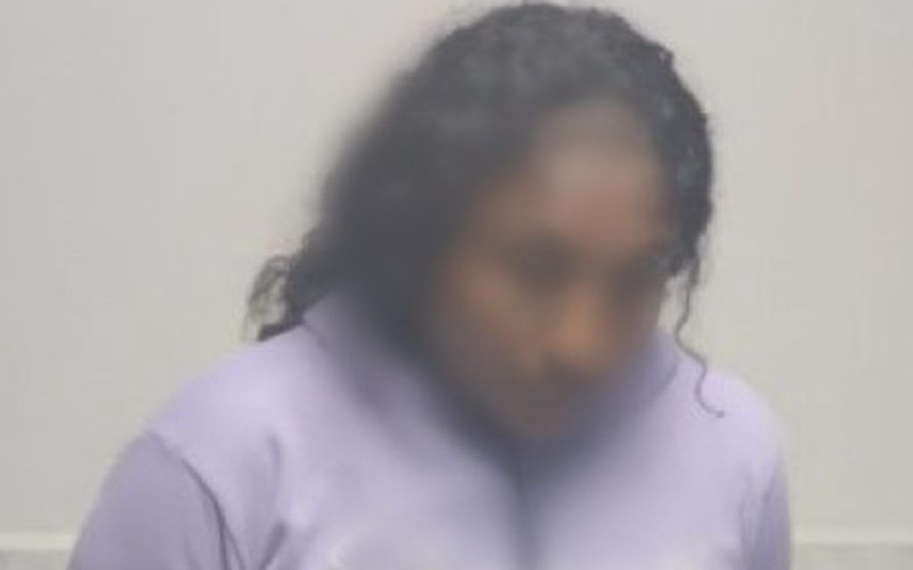 Una adulta y un adolescente son investigados por presuntamente vender droga en Cuenca.