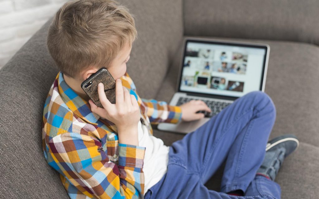 Según datos de la Dinapen de Azuay, el 80 % de casos de contacto de agresores con menores de edad, que pueden terminar en pornografía infantil, se dan vía Internet. /Cortesía