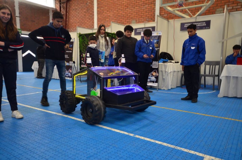 Christopher Ayala, Renato Cuesta y Brandon Campoverde, estudiantes de la Unidad Educativa Técnico Salesiano, durante el ‘World Robot Olympiad 2024'.
