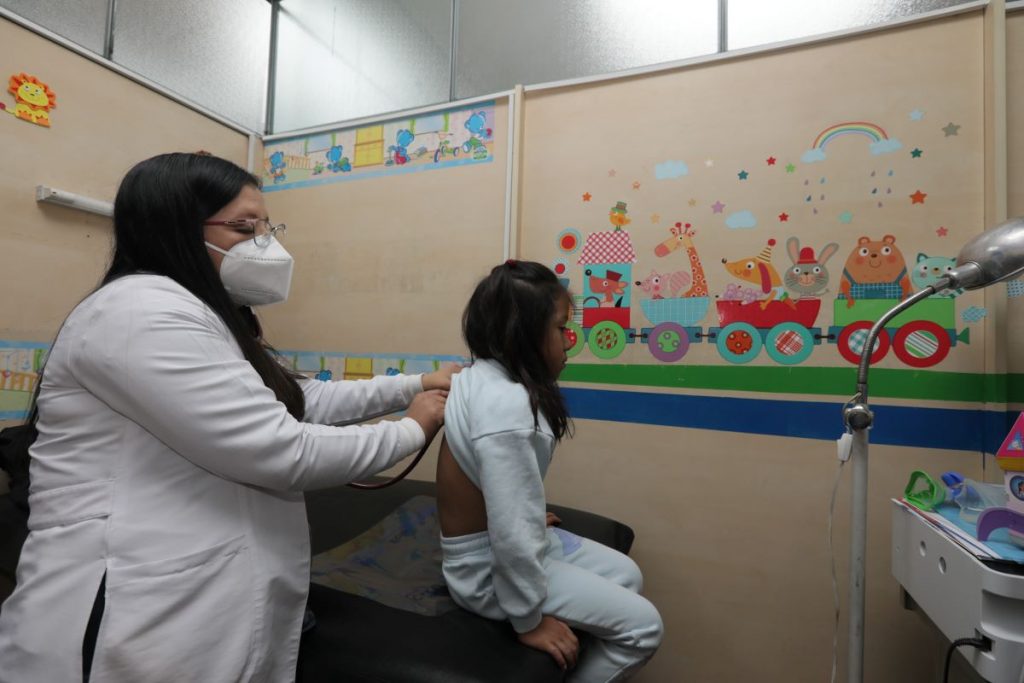 La pediatra Gabriela Auquilla brinda atención médica a una menor, en la Asociación de Damas Salesianas.