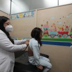 La pediatra Gabriela Auquilla brinda atención médica a una menor, en la Asociación de Damas Salesianas.