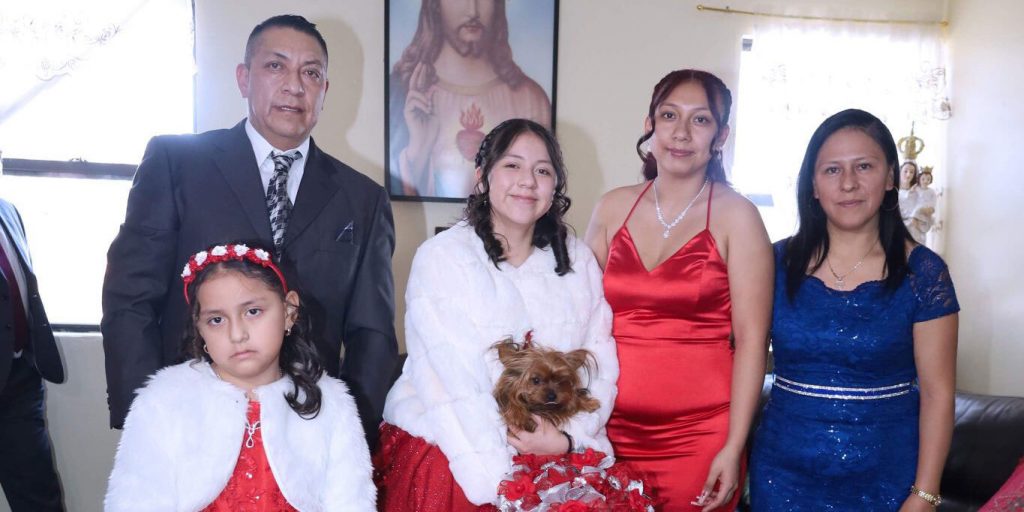 Familia de la ecuatoriana Rosa Montero, que actualmente vive en Estados Unidos.
