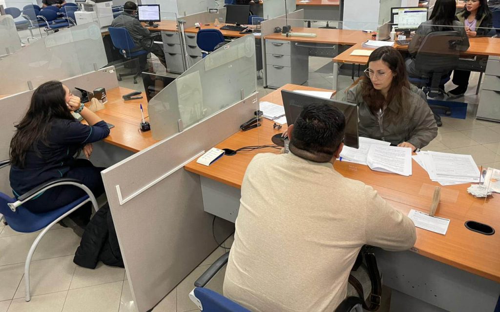 Atención a ciudadanos en las oficinas del Servicio de Rentas Internas (SRI).