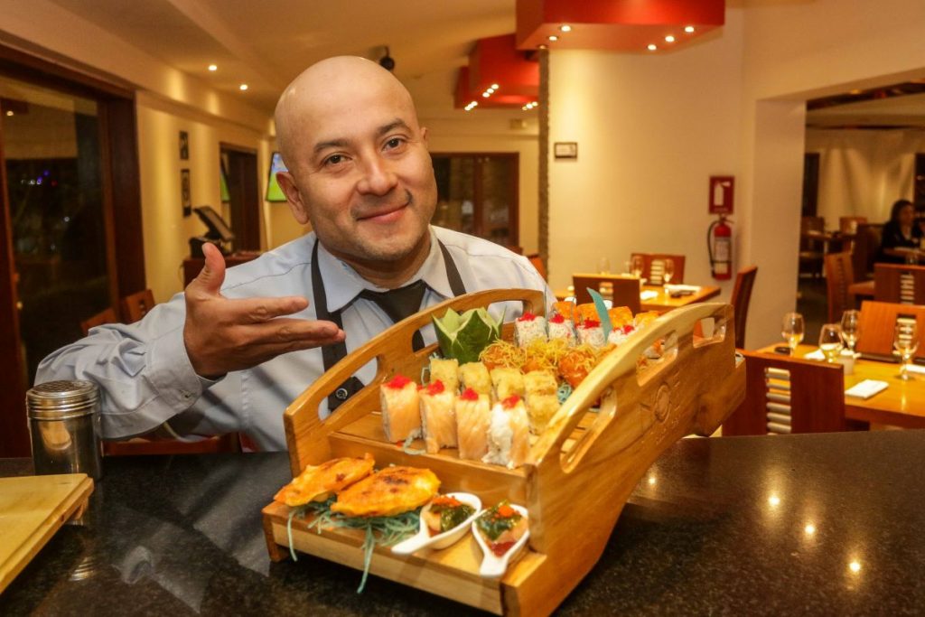 Klever Vélez, asistente de servicio de ‘Noe Sushi Bar’.