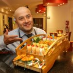 Klever Vélez, asistente de servicio de ‘Noe Sushi Bar’.