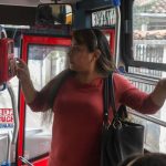 Una usuaria en una unidad de transporte urbano de Cuenca.